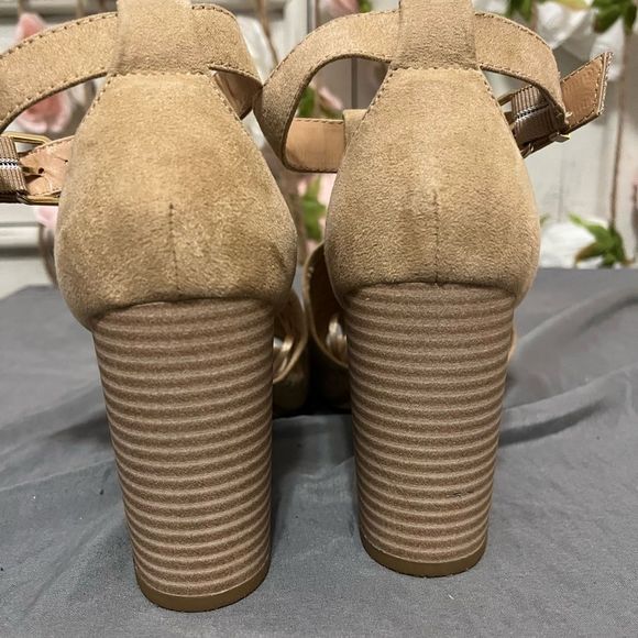 Express tan faux suede block heel - Picture 2 of 6